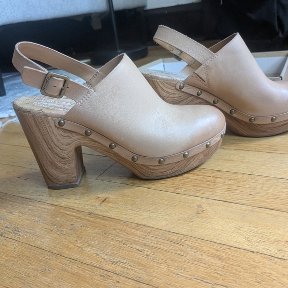 Women's Tan Leather Clogs - Picture 4 of 9